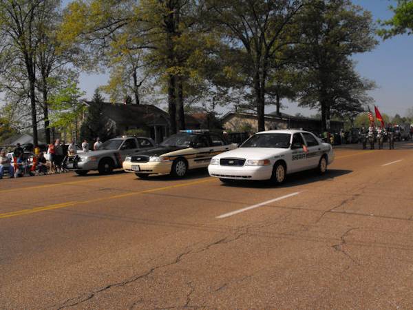 Sheriff-Dept.-Leading-Parade